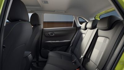 Detailný pohľad na zadné sedadlá modelu Hyundai i20 so zeleným prešívaním Lime Green.