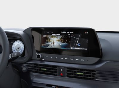 Un primo piano del cruscotto della Hyundai i20 con il quadro digitale da 10,25 pollici.
