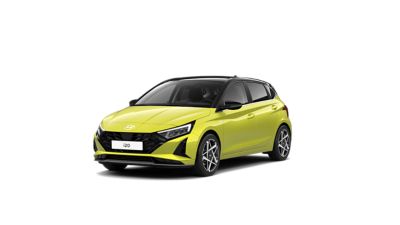 Ragazza cammina verso Nuova Hyundai i30