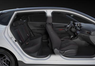 Imagen interior de la cabina del Hyundai i20 N Line mostrando las dos filas de asientos.