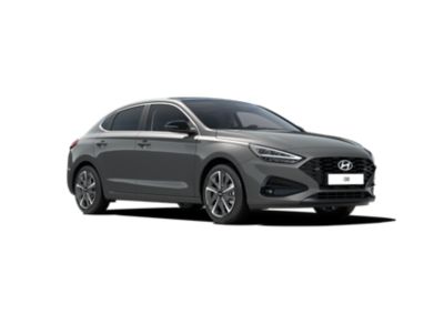 Uitsnede van de Hyundai i30 Fastback in grijs, vooraanzicht op witte achtergrond.