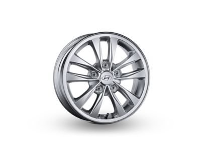 A 15" five double spoke alloy wheel in silver of the Hyundai i30 Wagon. 