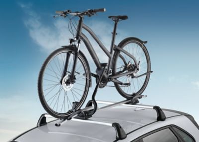 A bicycle on the roof rack of the i30 Hatchback. 