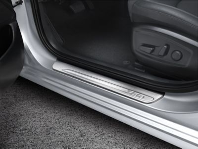 The stainless entry guards of the Hyundai i30 Wagon and its logo from Hyundai Genuine Accessories. 