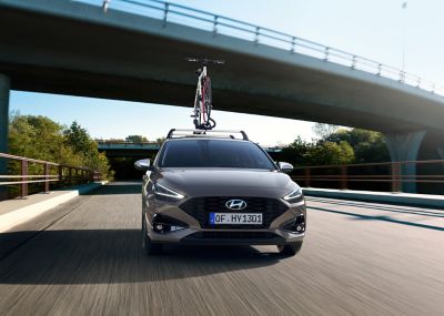 The bike carrier pro from Hyundai Genuine Accessories with a bike on top of the i30 Hatchback.