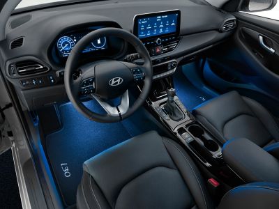  The illuminated floor mats of the i30 Hatchback Hyundai with stylish logos. 