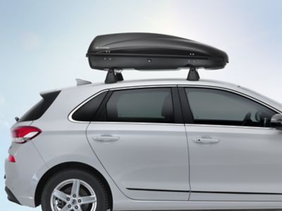 Roof box from Hyundai Genuine Accessories on top of the Hyundai i30 Hatchback. 