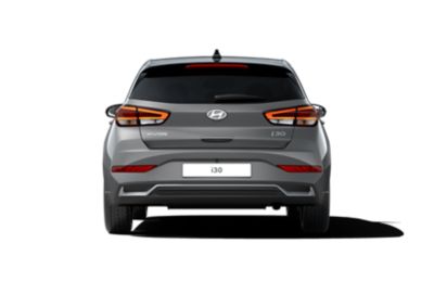 Výrez nového modelu Hyundai i30 sivej farby, pohľad zozadu na bielom pozadí.