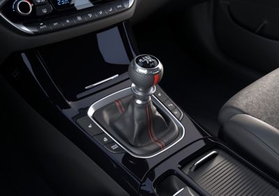 Elegante consola central negra brillante del Hyundai i30 N Line.