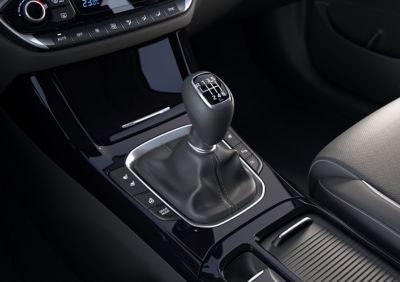 Detailný záber na radiacu páku 6-stupňovej manuálnej prevodovky v novom modeli Hyundai i30 Kombi.