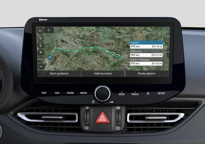 La pantalla táctil multimedia de 10,25” del i30 muestra un mapa por satélite con una ruta marcada en color verde.