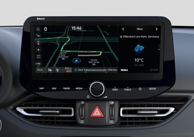 La pantalla táctil multimedia de 10,25” del i30 muestra un mapa de carreteras e información meteorológica.