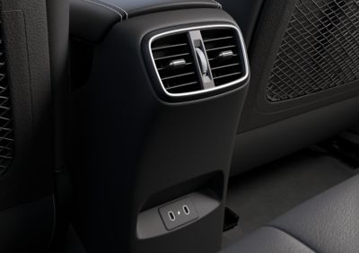 Dos puertos USB de tipo C situados bajo las salidas de aire centrales de los asientos traseros del i30 Fastback. 