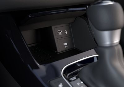 Bezdrôtová nabíjacia podložka v stredovej konzole nového modelu Hyundai i30 Fastback.