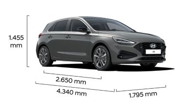 Der Hyundai i30, schräg von vorne gesehen, mit den eingezeichneten Außenmaßen.