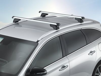 A Hyundai i30 Wagon with cross bars on the roof rails from Hyundai Genuine Accessories. 