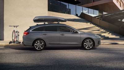  A Hyundai i30 Wagon with a roof top box from Hyundai Genuine Accessories. 