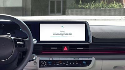 Hyundai IONIQ 6 con donna al volante