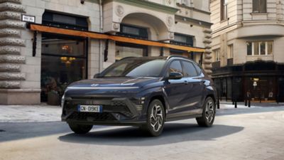 Nuova Hyundai KONA parcheggiata di fronte a un edificio