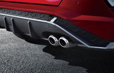 Immagine dei doppi tubi di scarico cromati di Hyundai KONA N-Line in rosso. 