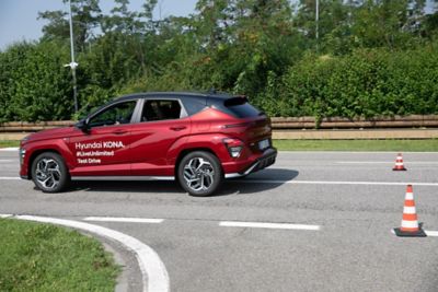 Hyundai KONA esterni Denim Blue Pearl parcheggiata