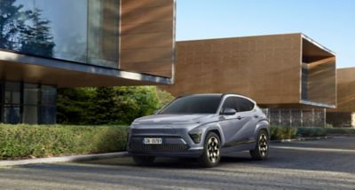 Nuova Hyundai KONA su strada di città