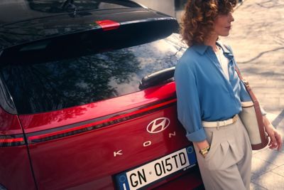 Donna appoggiata su Nuova Hyundai KONA