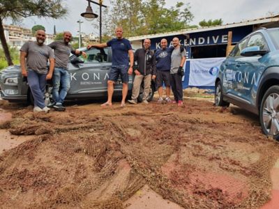 Hyundai gruppo di persone accanto al modello KONA Electric