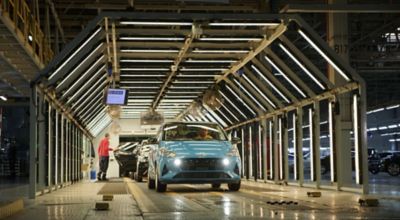 Auto Hyundai KONA che sta lasciando un sito di produzione Hyundai