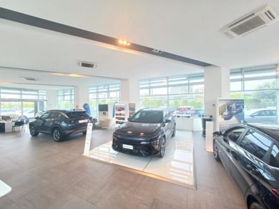Hyundai TUCSON, KONA e i20 all'interno dello showroom i-car