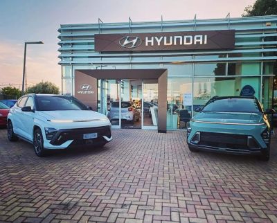 Due Hyundai KONA davanti all'ingresso dello showroom i-car
