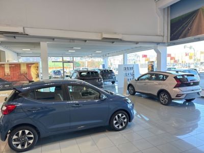 Donna carica un modello Hyundai aiutata da un'assistente Hyundai