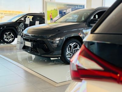 Un dettaglio su KONA dall'interno dello showroom