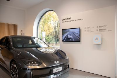 Assistente Hyundai controlla lo pneumatico di un modello Hyundai