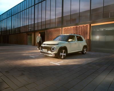 Hyundai INSTER sur une place de parking