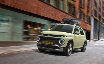 Hyundai INSTER met dakkoffer 'Hyundai' 330 liter.