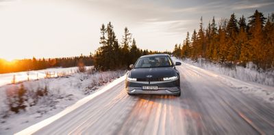 Hyundai IONIQ 5 familie-SUV kjørende på en vintervei. Foto.