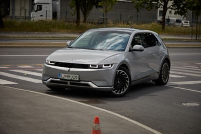 IONIQ 5 circulando por carretera a toda velocidad.