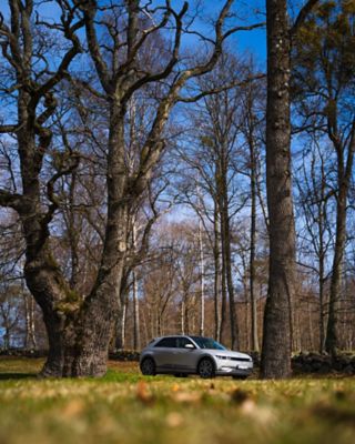 IONIQ 5 parkert i en skog. Foto.