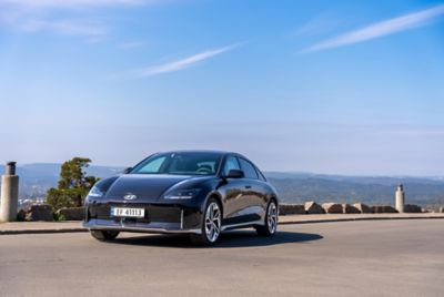 IONIQ 6 parkert ved et utsiktspunkt. Foto.