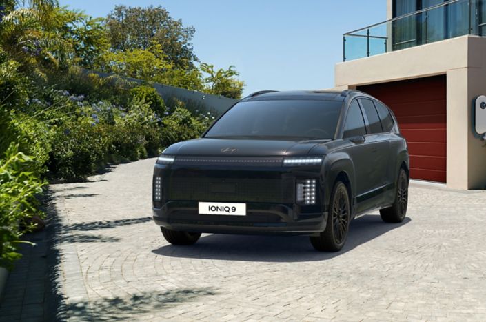 Hyundai aggiorna IONIQ 9 con il MY 2027:  nuova struttura di gamma e debutto  dell’inedito allestimento Calligraphy Black Ink