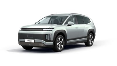 IONIQ 9 z bočního pohledu jedoucí v přírodě