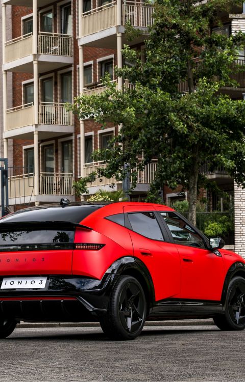 IONIQ 3 exterieur driekwart achter rood