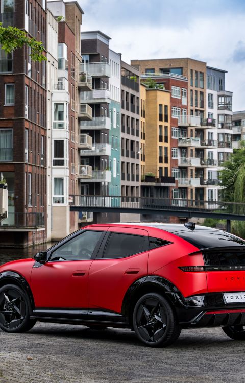 IONIQ 3 exterieur driekwart achter rood