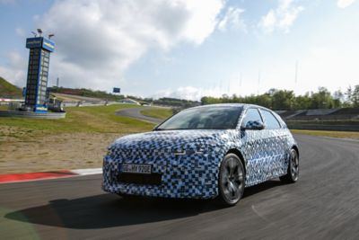 Il prototipo Hyundai IONIQ 5 N in fase di test presso il centro prove Hyundai del Nürburgring.