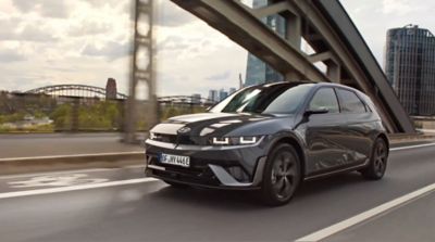 IONIQ 5 N-Line kjørende på en bru. Foto.