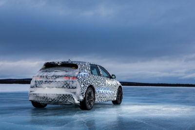 Zcela nový Hyundai IONIQ 5 N stojí na zamrzlém jezeře a míří doprava.