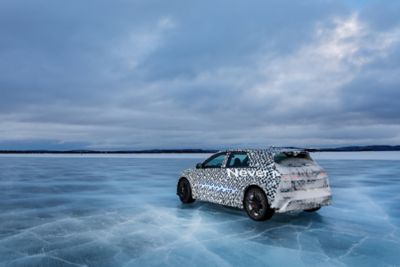 Zcela nový Hyundai IONIQ 5 N stojí na zamrzlém jezeře a míří doleva.