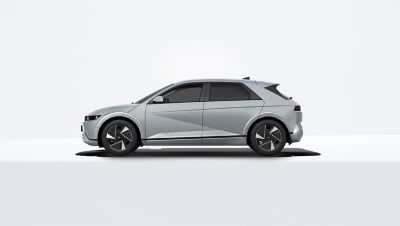 IONIQ 5 på en nøytral bakgrunn. Foto.