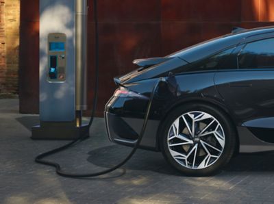 IONIQ 5 électrique roulant le long d’une plage.